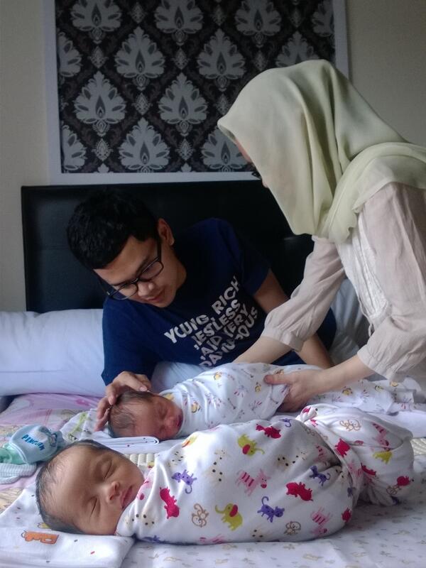 shendiary's tweet photo. @poedja_p @irrrlanda salam balik dari kakak Rania dan adek Raina om tante 😊 cc: @fahmimumtaz @okkyokubo @td_manutd http://t.co/N40u2FlmnI