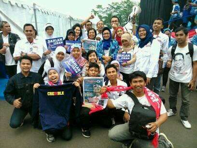 Yanuarbonbon's tweet photo. Bu Dahlan w/ Dahlanis Malang di lap. kanjuruhan. Cc: @ReDI_Malang http://t.co/izSb6L6iIv