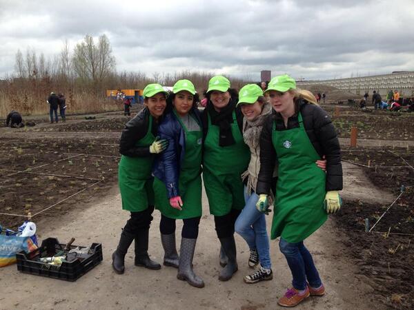 #Communitywork <a href="/VlinderhofNL/">Vlinderhof</a> : plantjes in de grond zetten bij het #Maximapark :-)