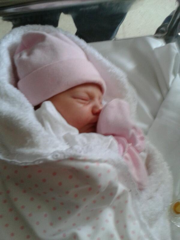 ManuelRuRu's tweet photo. Bienveniida al mundo #Triana que preciosa eres.. Una más para la familia #DavidYJenni #SuperPadres http://t.co/yR8oKTJrEZ