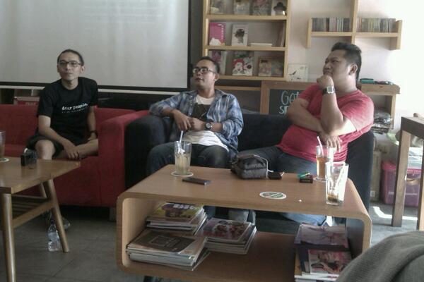 SidewalkersAsia's tweet photo. On location @coffeewarID dgn punggawa @_dearpeople_ http://t.co/zVk76IrMnJ