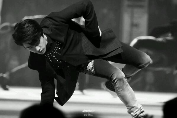 EXOGlobal's tweet photo. [HQ] 140321 D.O. @ Seoul Fashion Week 
cr: astronaut http://t.co/E8SEQleU3f
