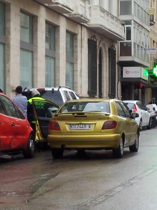 RadiotaxiCuenca's tweet photo. Gracias a la #Policia local @aytocuenca hemos pillado a un taxi pirata tomando pasajeros, competencia desleal http://t.co/yrgFbS5Y7v