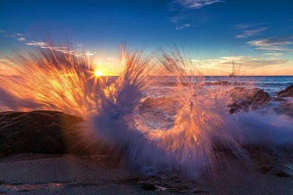 Gabriele_Corno's tweet photo. "Shine &amp; Splash" #wave #beach #sunset http://t.co/unRpJQVgBL