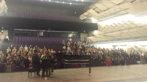 Šodien koru olimpiskā lāpa Rēzeknē. Vairāk nekā 300 dziedātāji. Ir vērts dzirdēt. 18.00 <a href="/latgalesgors/">Latgales GORS</a>