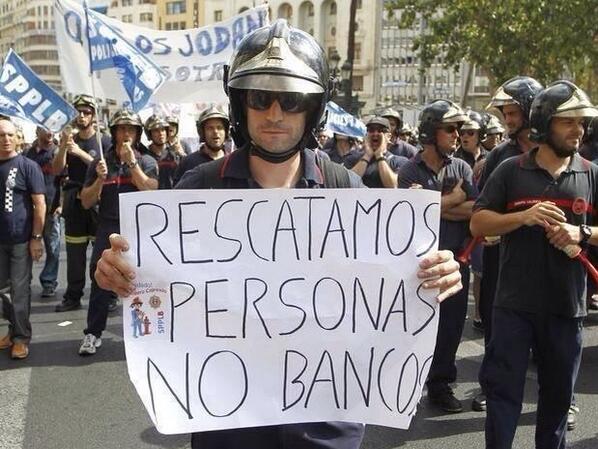 LocusDuoKie's tweet photo. Ole los bomberos! Otros cuerpos de seguridad del estado deberían tomar nota y dejar claro algún día de que lado están http://t.co/i30Q6rEKXd