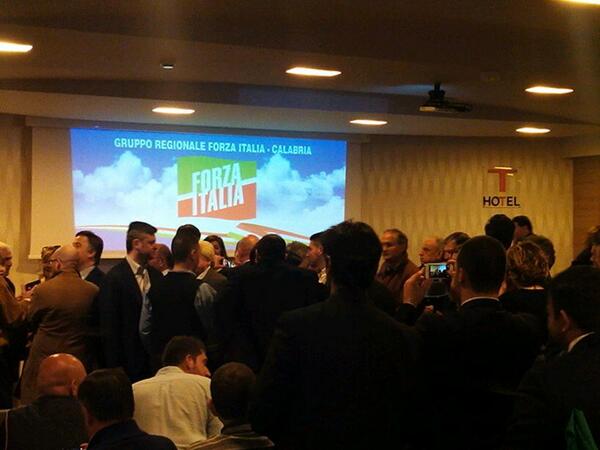 CalabriaxSilvio's tweet photo. La Calabria per @berlusconi14 si ritrova a Lamezia per #leragionidelsudineuropa con @RaffaeleFitto e @Capezzone. http://t.co/BMYcXketuf