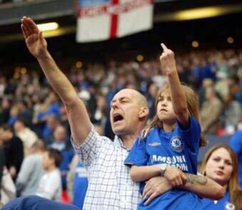 ArsenalGent's tweet photo. Stamford Bridge: A fun day out for all the family. http://t.co/5aDUarzSxJ