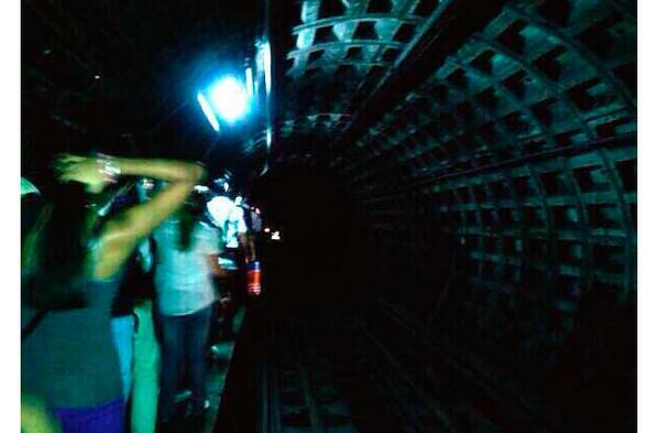Foto: usuarios caminaron por túneles luego que un vagón del Metro de Caracas se descarriló goo.gl/5366Xi ·