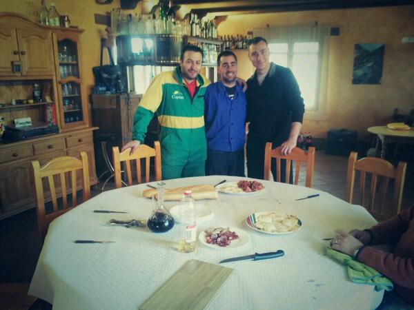 alb_roberto's tweet photo. Buen almuerzo con @sergioandres y @EduMonton en la #fiestadelsarminto. http://t.co/x6z0ZmsZWf