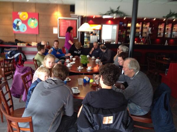 VahlFeedHealth's tweet image. In kader van @NLDOET met jong en oud bij onze tennisclub @ATCDronten geklust, gezellig en heerlijke soep van Geke