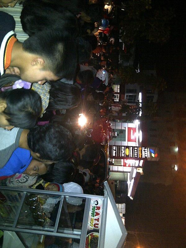 infobdg's tweet photo. #lalinBDG 20.14 : Cibaduyut macet total, jalan kaki aja ga bisa. Ada pasar malem di TVRI. http://t.co/1VkKzq5QWd | @stevani_indah
