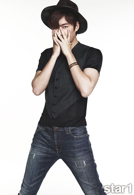 StarhausM's tweet photo. [#이민호] '앳스타일 2주년 특집'으로 진행된 4월호의 커버맨 이민호!!  10페이지의 인터뷰와 화보가 수록! 전국 서점. 편의점에서 만나볼 수 있습니다. http://t.co/sxXUwuuZsP