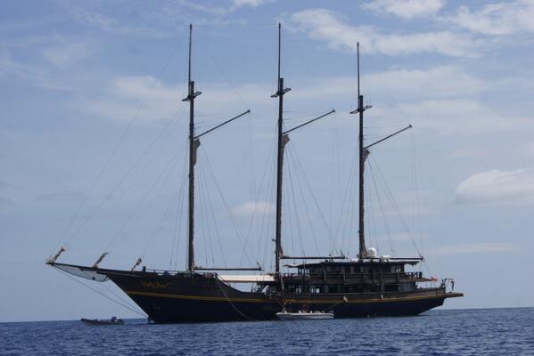 Jalan2Seru_ID's tweet photo. Di Spot P. Una-una ketemu kapal pesiar yg lg keliling dunia, dan mrk tau spot diving ini, P. Una-Una #Togean http://t.co/4RDG2BLlnC