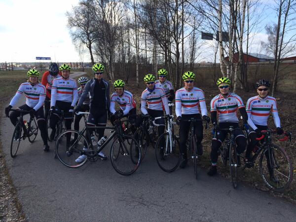 fredrikcarlen's tweet photo. Här har ni Sveriges stökigaste cykelklubb innan dagens lagtempo runt Roxen. @CKHymerElit http://t.co/MpxNPGBbKB