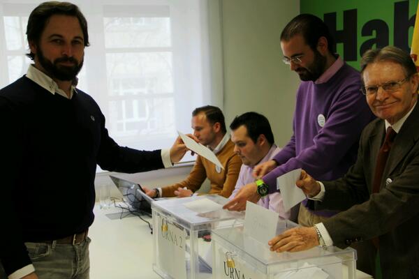 Votando a candidatos en PRIMARIAS de <a href="/vox_es/">VOX 🇪🇸</a> para Elecciones Europeas. Gran participación de afiliados #EnVoxSeVota