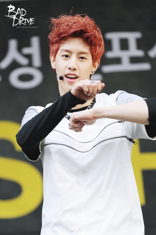 BadDrive_'s tweet image. 140322 가로수길 음악의거리 #GOT7 #Mark 낫닝겐짤 고화질 ㅠ_ㅠ cfile5.uf.tistory.com/image/270BCF43… 고화질은 링크클릭!