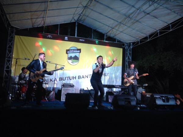 Kapan lg malem mingguan sambil beramal? Yuk buruan dtg! <a href="/LALAHUTA/">LALAHUTA</a> is on stage :) #gerakanuntuk