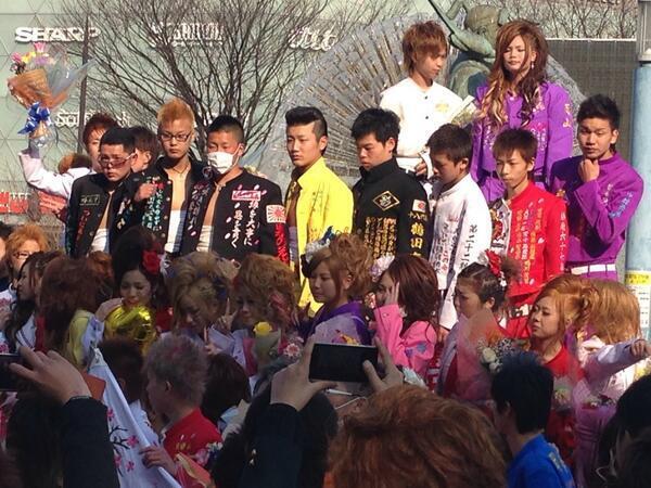 ワイルドスタイル Url Http T Co Rzaxpcu9tk 14年博多駅に続き岡山駅でもヤンキー 大集結 刺繍ランに特攻服のdqnなヤンキースタイル卒業生 Http T Co 2p9jrgbkda