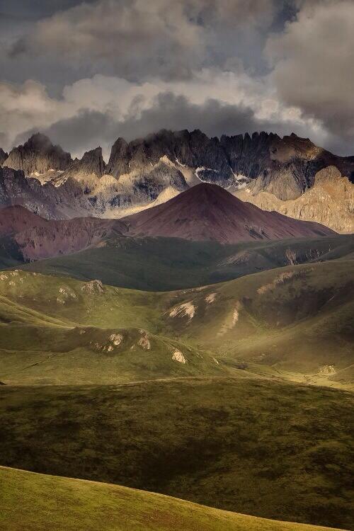 arist_brain's tweet image. Bayan Har Mountains (by James PhotoGraphy) #photo #travel #landscape #nature #mountains #clouds #green #colors
