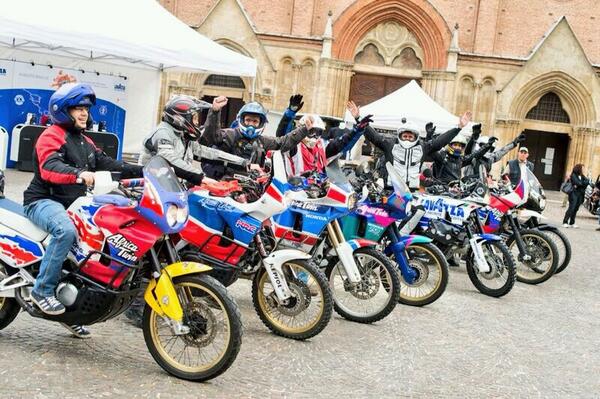 EdoardoFB's tweet photo. Tanti i motociclisti arrivati ad Asti per salutare @vagabondoperilm 

@Lavazza http://t.co/hqbJyyLWVB