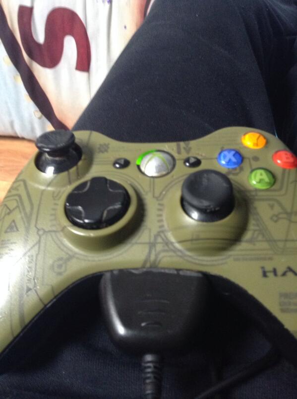 HeavyCustoms's tweet photo. Left thumb stick is fucked! http://t.co/1j1rzcTZXX
