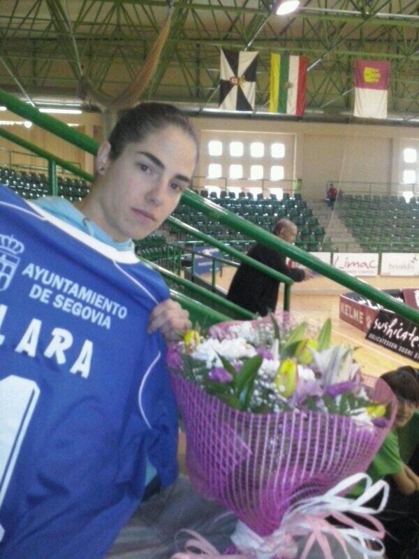 laratorreca's tweet photo. Muchas gracias a todo el equipo del Unami C.P por invitarme a hacer el saque de honor en vuestro partido! !! http://t.co/txiMmKedVc