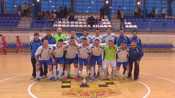 Contundente victoria de nuestro primer equipo por 6 a 0 a @SalaQuintoFS en el que nuestros chicos ofrecieron la copa!