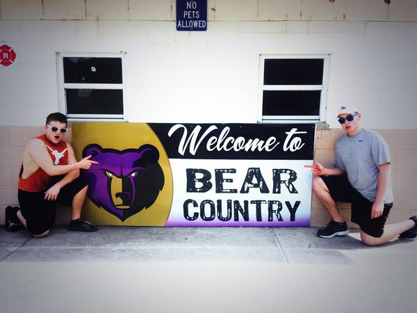 jaredwhiteblue's tweet image. Thought we were in Winter Springs Florida not North Royalton Ohio #samecolors #samemascot @jLark70