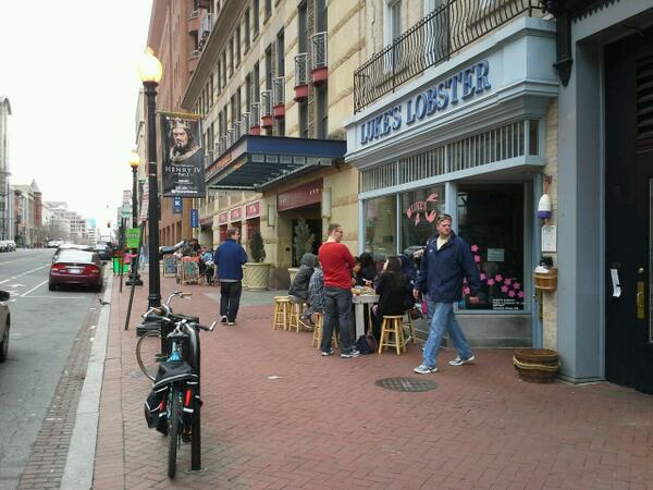 pqliving's tweet image. It's an outdoor eating kind of day @LukesLobster and @BodogsDC on E St NW.