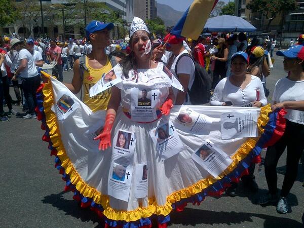 milmanrique's tweet photo. Estudiante se hizo un vestido tricolor con los rostros de los 34 fallecidos durante Protestas #altamira #22M 12:32M http://t.co/uP4b3KDMze