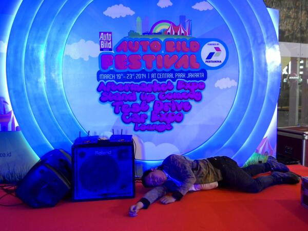 D_Martin84's tweet photo. Malming nyantai @autobild_ina @PertamaxIND #selfiextreme #AutoBildFestival http://t.co/GpVHzwmC7o