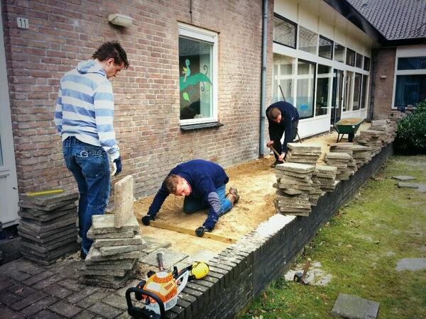 Vandaag bezig geweest bij dorpshuis de Huve! Tuinrenovatie, herbestrating en schoonmaakwerkzaamheden! #NLdoet
