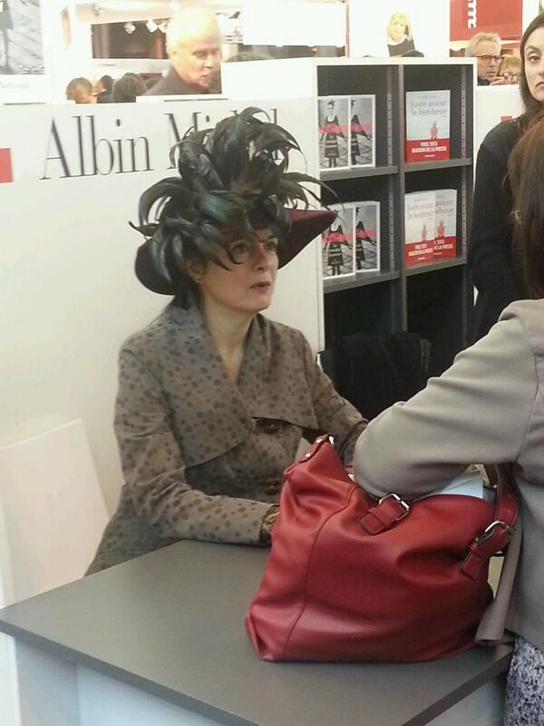 #Amélie Nothomb: plumes d'autruche et nouveau look.