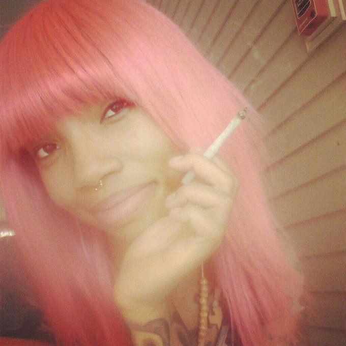 Pink hair ..burning paaapers. http://t.co/Mc8JiadSCa<a href="/tag/newsingle"class="tags"><span>#newsingle</span></a>