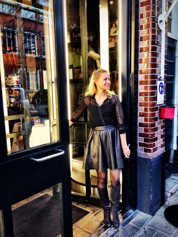Onze hostess #carlijn is #shining like always! Wist u dat wij valetparking hebben?