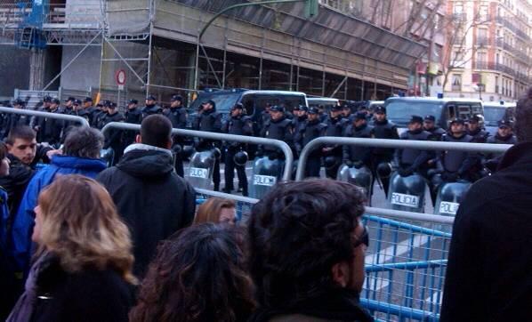 takethesquare's tweet photo. #MarchasDignidad22M #22M Spanish police surrounds the headquartes of the government political party http://t.co/0gPELhU5Ki RT @22Mdignitat