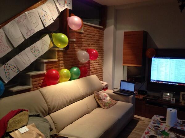carlotuskii's tweet photo. A qui de fiestas sorpreasa pa mi hermana @AlbaRuizPinto 🍷🍸🍻🍺🍨🍧🎂🎂🍰 http://t.co/VhOh6CLjAI