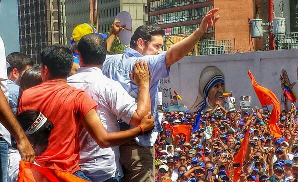 JuanAndresMejia's tweet photo. Hoy @CarlosVechio salió momentaneamente de la clandestinidad para acompañar la marcha, valiente! http://t.co/wGQTlxLXJQ