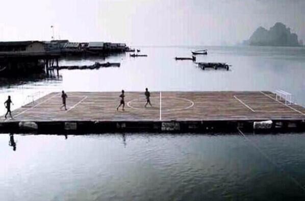 FootballFunnys's tweet photo. RT if you would play here http://t.co/mlrfW9unFW