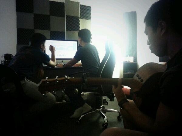 abandonce's tweet photo. Recording session a few nights ago. Are you guys ready? #ABandOnce #Tunjukkan http://t.co/hbjYUyWMLC