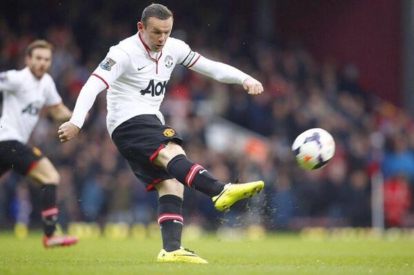D_DeGea's tweet photo. Next time you can have a shoot from my own goal 😜 C'mon United!! #mufc http://t.co/0gNMgWblLs