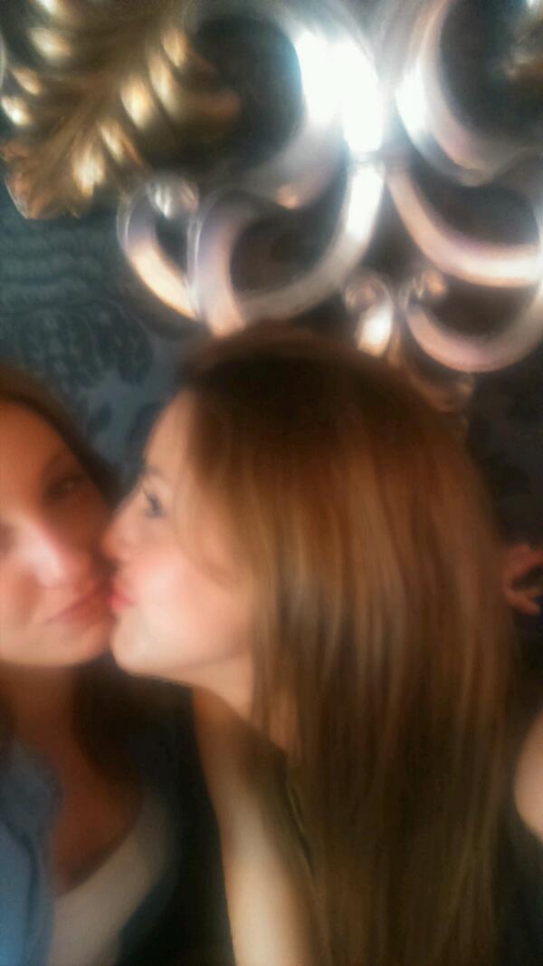 taty2219's tweet photo. "@yesicoin: @taty2219. Te quiero hermanita!!!!! http://t.co/0npXe9xwcH"