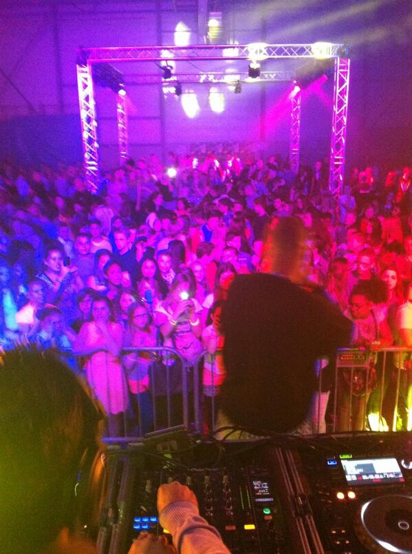 WilltonMusic's tweet photo. “@teamselfmadeR: Bedankt iedereen voor het komen! Kidsco Tilburg was gezellig! #Selfmade http://t.co/AK5vhg5zHZ