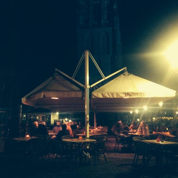 eefjevanbree's tweet photo. 6 graden celsius en keigezellig op het #OLV plein @vyssotski http://t.co/XayuwVkCTs