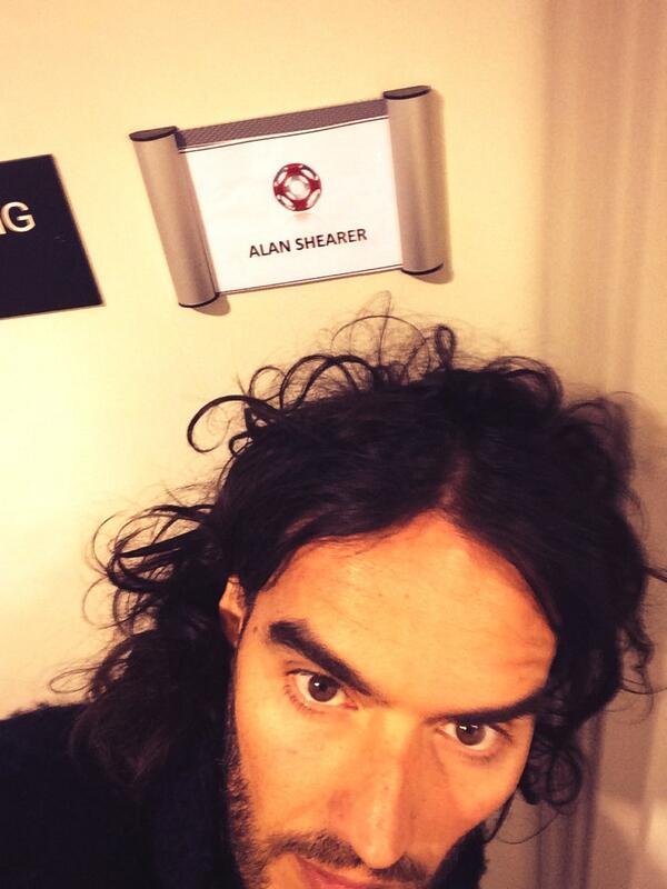DrScouseAgony's tweet photo. "@rustyrockets: I'm going in now and blocking his lavvy. #MOTD http://t.co/OvDYoXQ40L"
Block it with your head ya big quilt.