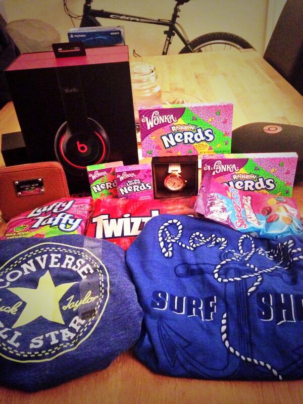 meljp20's tweet image. Rhys is back n I can def say I've been spoilt :) beats,Michael kors watch n purse,converse tshirt and sweeties 😀