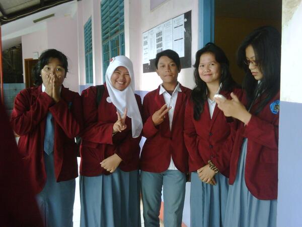 3_adm's tweet photo. mimin bersama @astriid_pantouw @holineshamsamad @niiarmierangga dan #TaraArbiansyah hehehe #minnis http://t.co/QC6JxaC9Qk