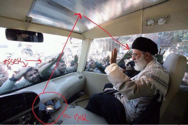 DrAliAlrabieei's tweet photo. شاهد الخامنئي كيف يخدع عوام الشيعة بأن وجهه يشع نورا
والخدعة عبارة عن مصباح أبيض وقصدير عاكس للضوء مسلط على وجهه http://t.co/qUshEUnVuk