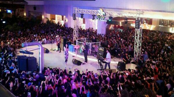 RAME BGT! RT @yourRaisa Guys, siapa yg td mlm dtg ke Summarecon Mall Bekasi? Seruu <a href="/raisa6690/">Raisa Andriana</a> dan penonton nya! PECAH